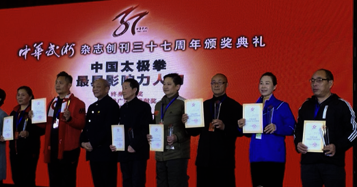 一群穿着运动服的人

描述已自动生成