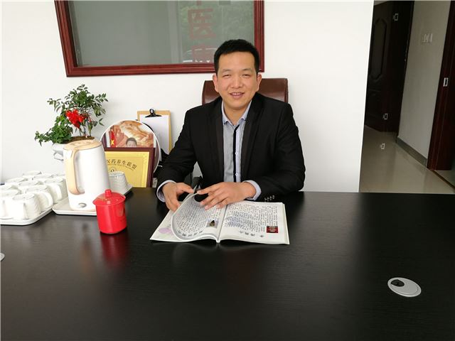 桌子上有男人的照片上写着字

描述已自动生成