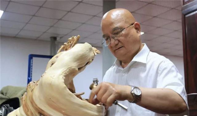 图片包含 人, 男人, 室内, 桌子

描述已自动生成