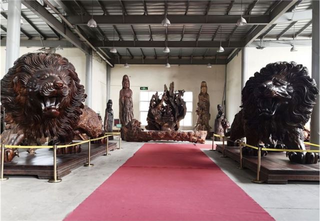 图片包含 室内, 天花板, 桌子, 地毯

描述已自动生成