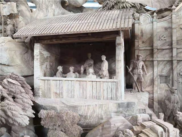 图片包含 建筑, 旧, 站, 充满

描述已自动生成