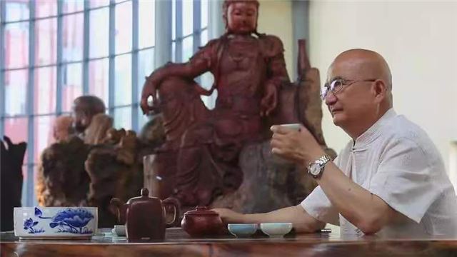 图片包含 人, 室内, 男人, 桌子

描述已自动生成