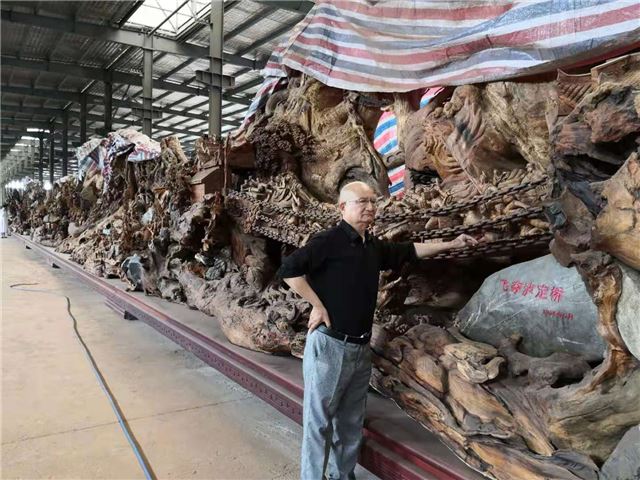 图片包含 人, 食物, 男人, 女人

描述已自动生成