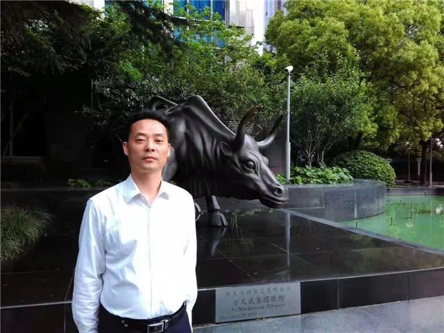 男人和女人站在马前面

中度可信度描述已自动生成