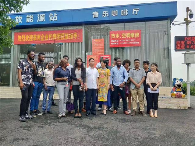 一群人站在商店前

描述已自动生成