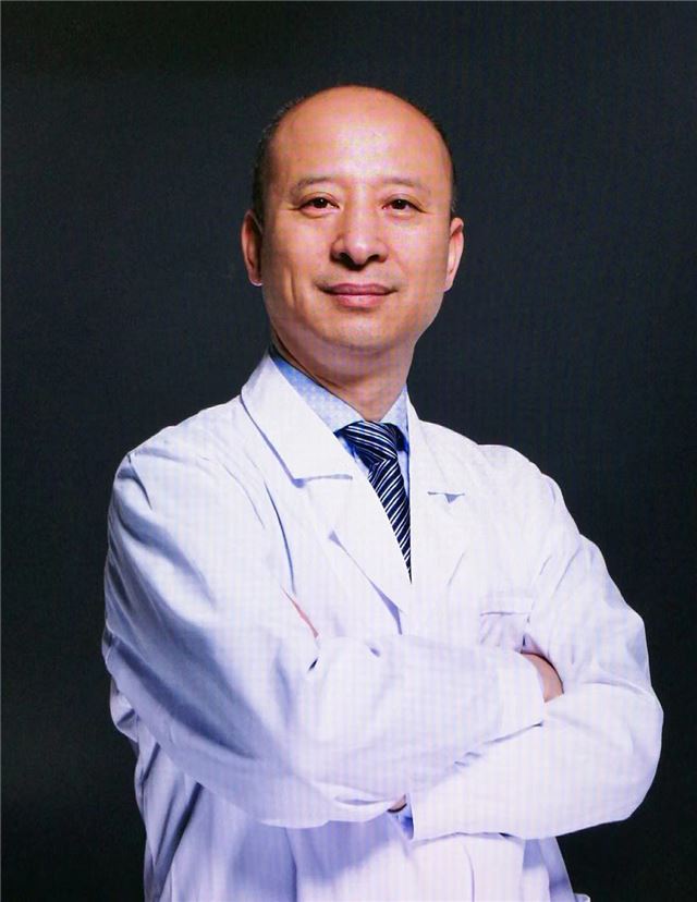 穿白色衣服的男人在微笑

描述已自动生成