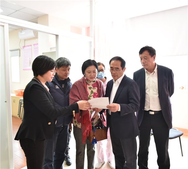 一群穿着西装的人站在一起

描述已自动生成