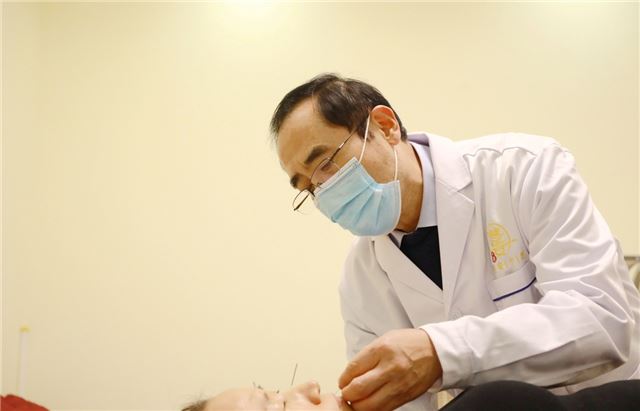 穿白色衣服的男人在房间里

中度可信度描述已自动生成