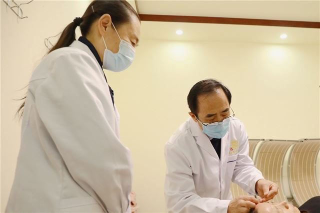 图片包含 人, 室内, 女人, 食物

描述已自动生成