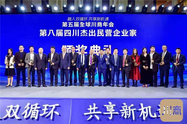 一群人站在台上

描述已自动生成