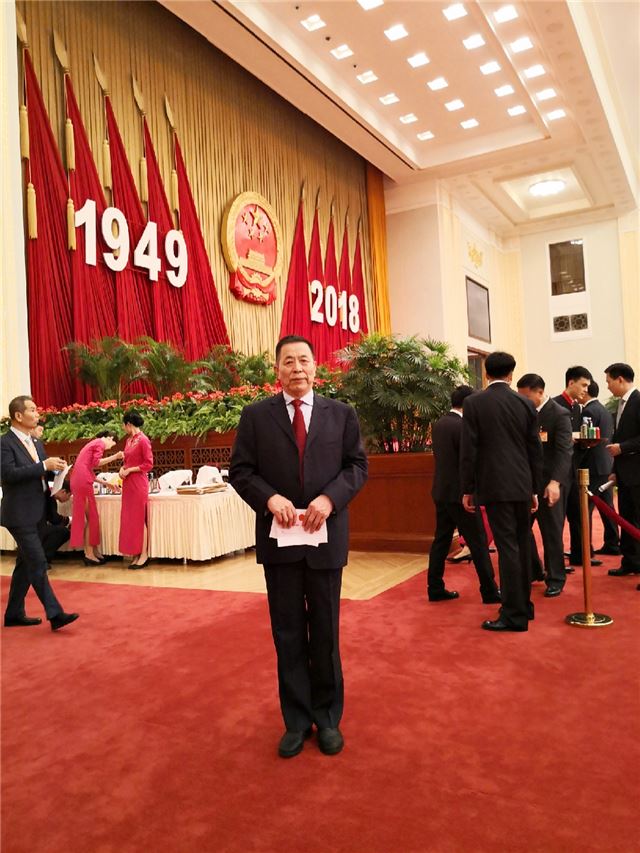 一群人站在地毯上

描述已自动生成