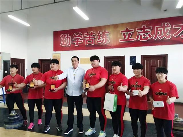 一群人站在一起

描述已自动生成