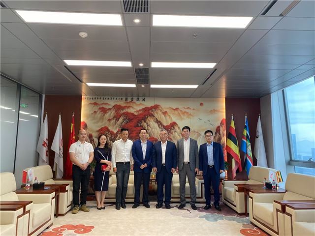 人们在看台上的人在房间里

中度可信度描述已自动生成