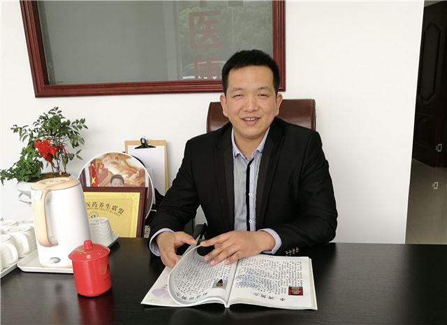 男人和女人在切桌子上的电脑

低可信度描述已自动生成