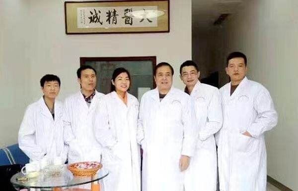 一群穿着西装的人的摆拍

中度可信度描述已自动生成