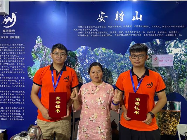 男人们站在一起合影

描述已自动生成