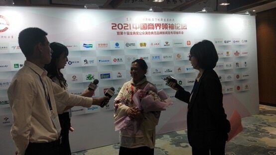 一群人正在聊天

描述已自动生成