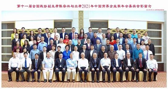 一群人站在一起

描述已自动生成