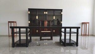 房间里有桌子和椅子

中度可信度描述已自动生成