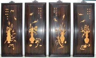 侧面的墙上挂着许多画

描述已自动生成