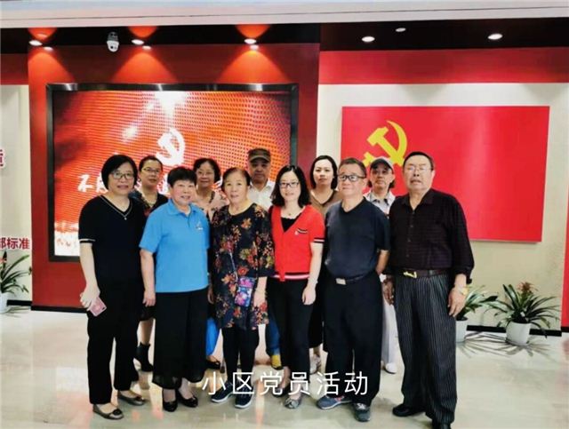 一群人站在台上

描述已自动生成