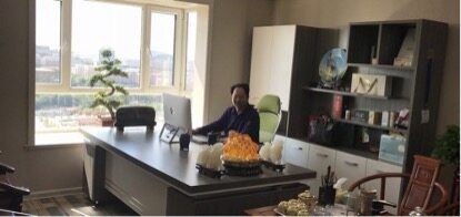 房间里的桌子前

低可信度描述已自动生成