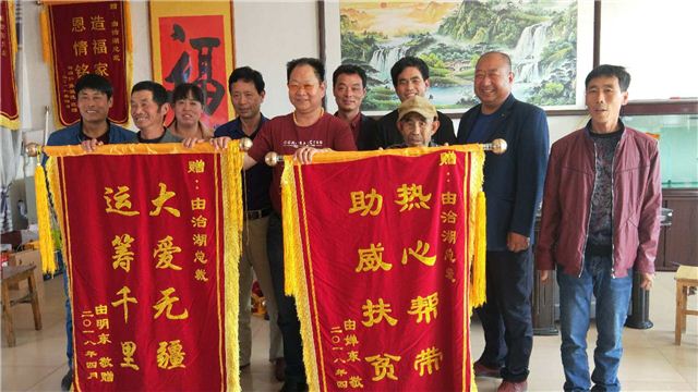 一群人站在一起

描述已自动生成