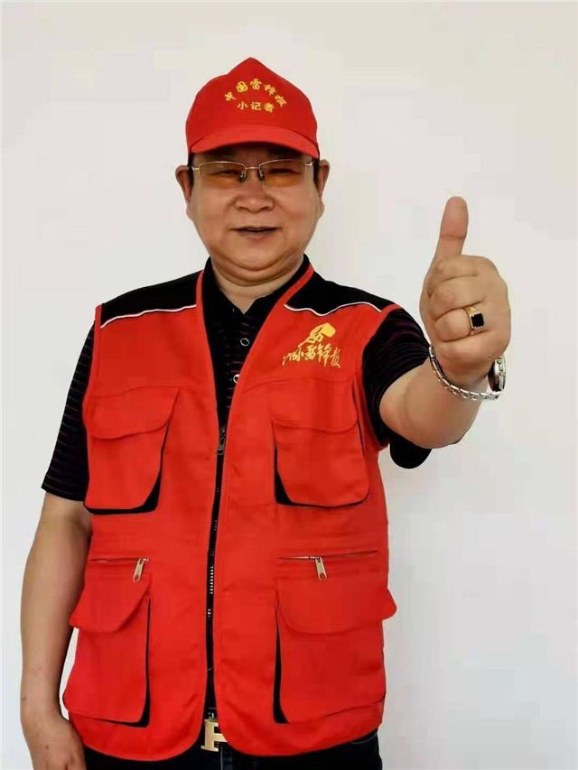 穿着制服戴帽子的人

中度可信度描述已自动生成