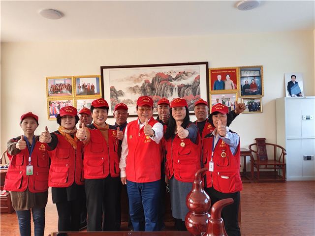 一群人站在房间里

描述已自动生成