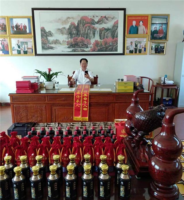 桌子上放着许多瓶子

中度可信度描述已自动生成