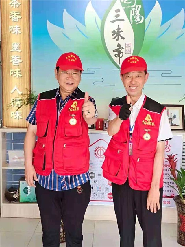 一群穿着制服的人站在一起合影

描述已自动生成