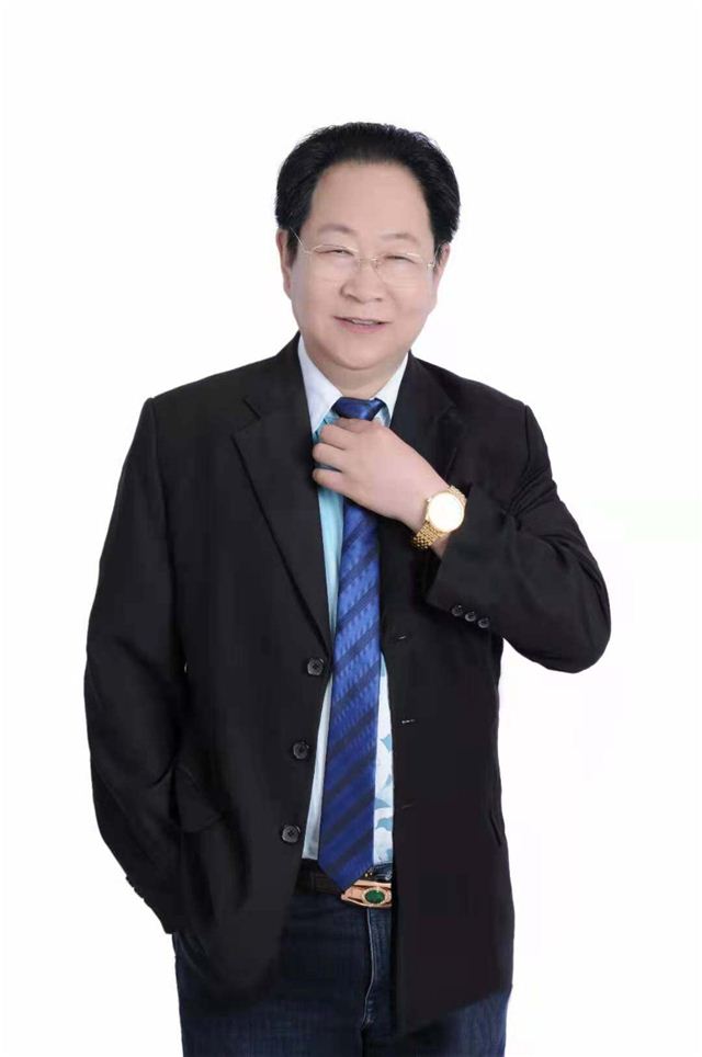 穿着西装笔挺的男子

描述已自动生成