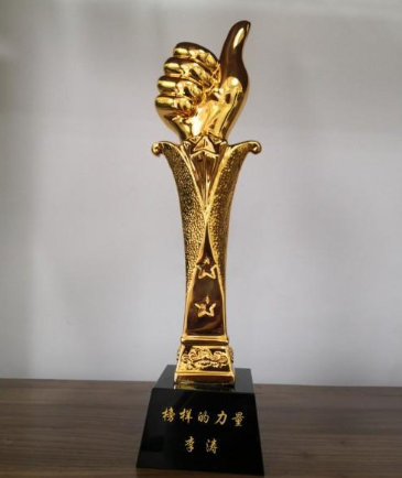 桌子上有个花瓶

描述已自动生成