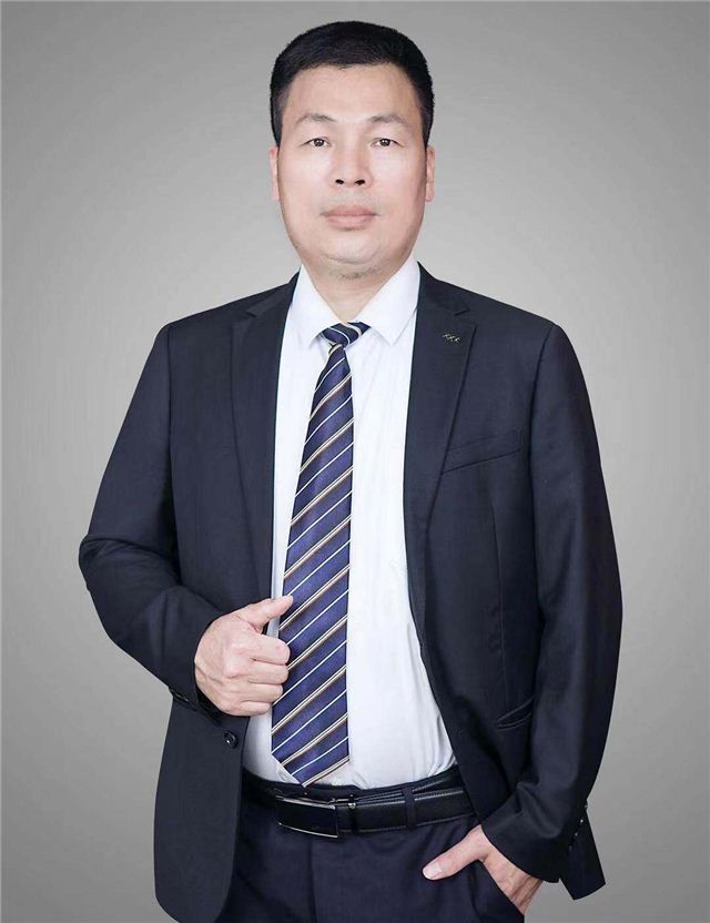 男人穿着西装站着

描述已自动生成