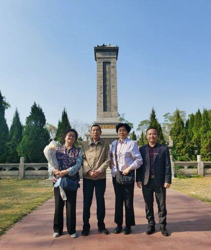 一群人站在路上

描述已自动生成