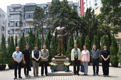 一群人站在建筑前

描述已自动生成