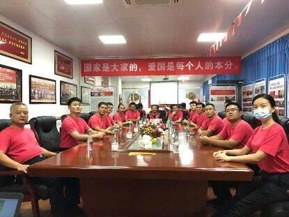 一群人在餐厅的桌子前

描述已自动生成