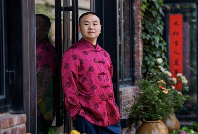 穿粉色衣服的人站在门前

低可信度描述已自动生成