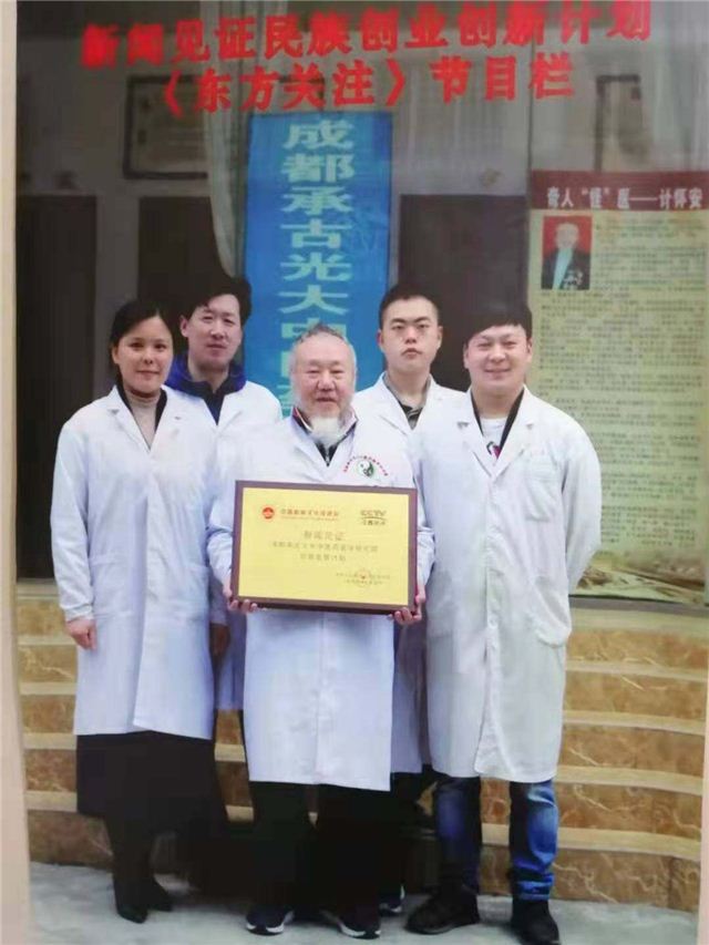 一群穿着西装笔挺的男子与配字

描述已自动生成