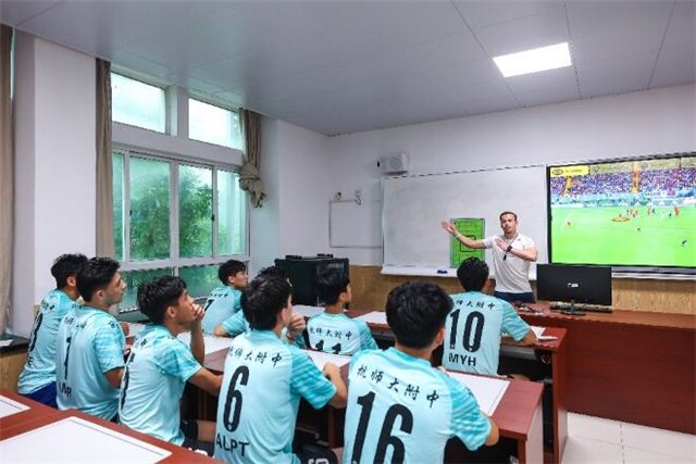 A group of people watching a presentation

Description automatically generated with medium confidence