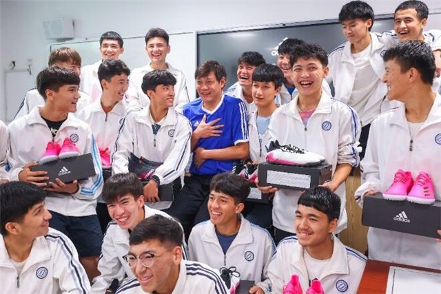 A group of people posing for a photo

Description automatically generated with medium confidence