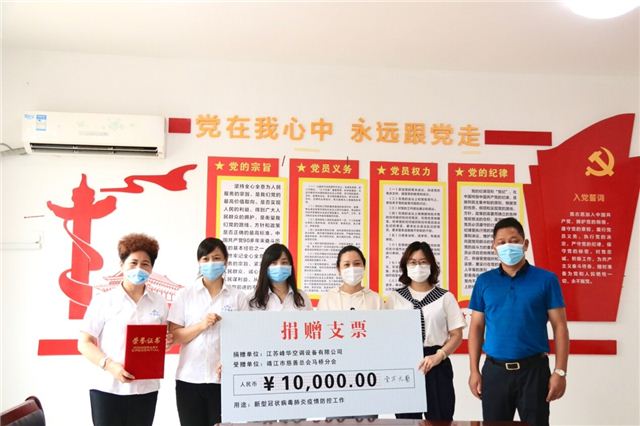 人们站在一起
低可信度描述已自动生成