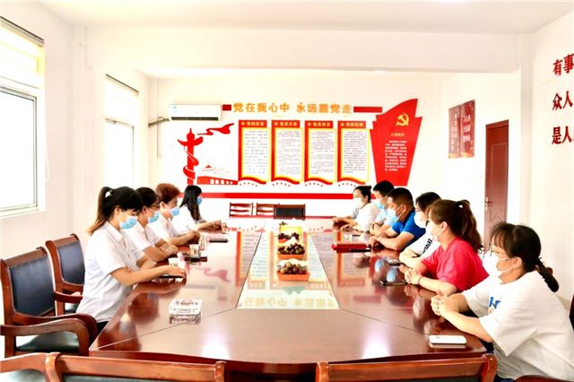 一群人在餐厅里
描述已自动生成