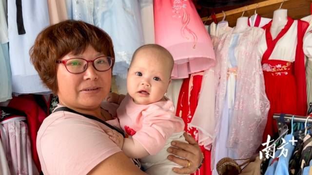 汕尾市新山村村民与家人。 汕尾市新山村村民与家人。